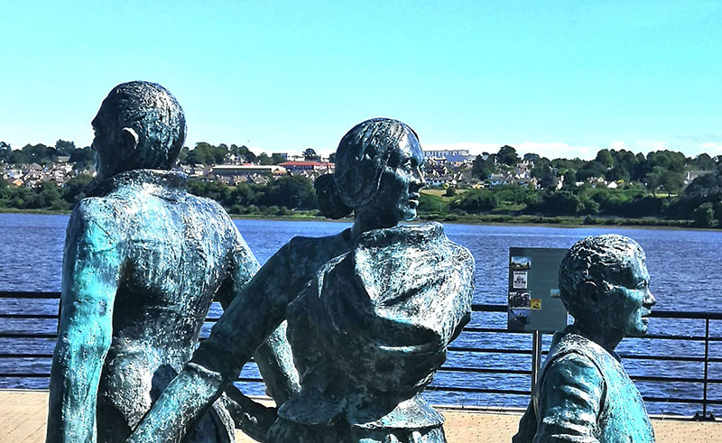 Photo of the emigration statues along the river
